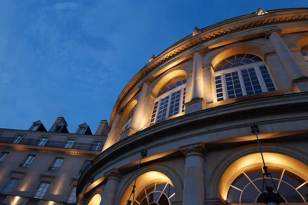 Rennes, Frankrike-27 juni 2017: operahuset i skymningen, i Rennes, huvudstad i den franska regionen Bretagne. Det byggdes 1836 och ligger på Place de la Mairie, mittemot stadshuset. — Stockfoto