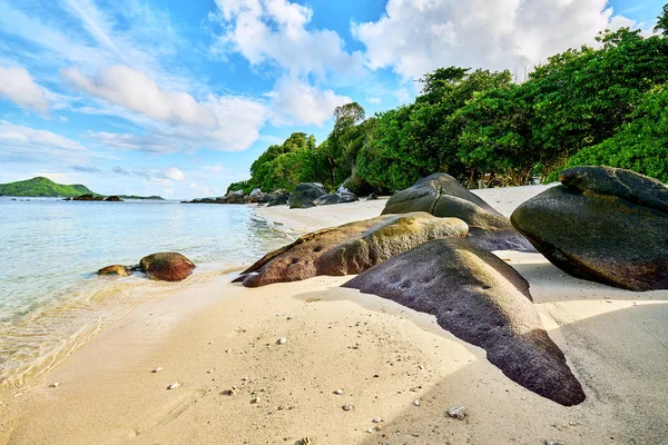 Praia tropical Anse Nord Est no norte de Mahe, praia de Seychelles — Fotografia de Stock