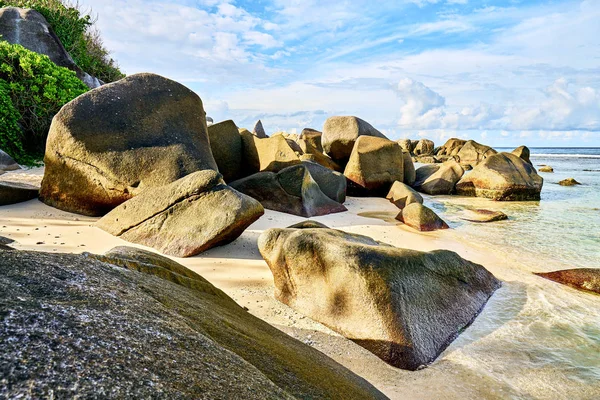 Praia tropical Anse Nord Est no norte de Mahe, praia de Seychelles — Fotografia de Stock