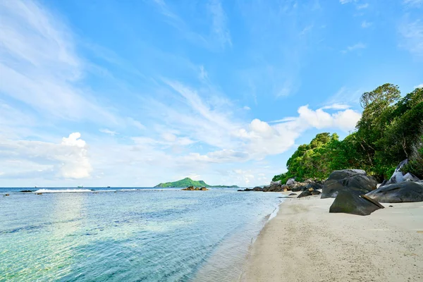 Playa tropical Anse Nord Est en el norte de Mahe, playa de Seychelles — Foto de Stock