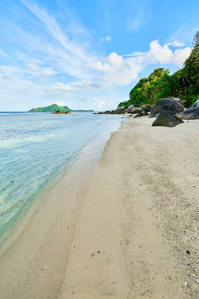 Playa tropical Anse Nord Est en el norte de Mahe, playa de Seychelles — Foto de Stock