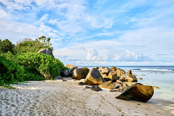 Praia tropical Anse Nord Est no norte de Mahe, praia de Seychelles — Fotografia de Stock
