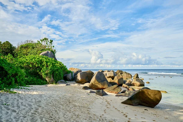 Praia tropical Anse Nord Est no norte de Mahe, praia de Seychelles — Fotografia de Stock