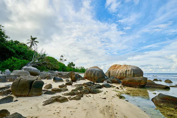 Praia tropical Anse Nord Est no norte de Mahe, praia de Seychelles — Fotografia de Stock