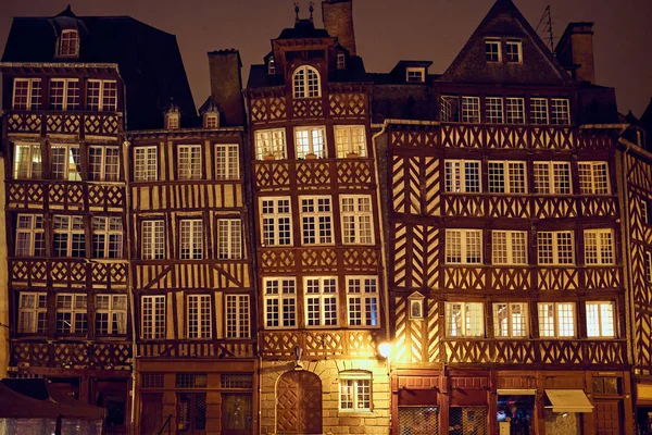 Fila de casas medievais tortas na cidade de Rennes, França . — Fotografia de Stock