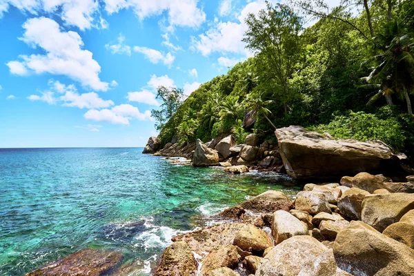 Spiaggia tropicale a Seychelles, a sud di Mahe, Petite Marie Louise Bay — Foto Stock