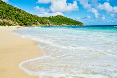 tropikal Beach Police Bay (beyaz kum ve turkuaz deniz) , Mahe güneyinde, Seyşeller