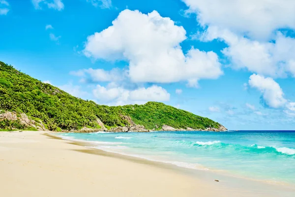 Mooi Paradijsstrand Anse bazarca. wit zand, turquoise water, palmbomen, granietrotsen, Seychellen — Stockfoto