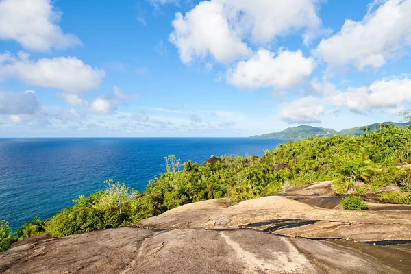Anse ana patikası, Mahe ve Seyşeller 'in doğa yolunda yürüyüş.