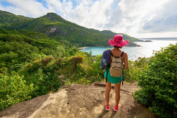 Anse ana patikası, Mahe ve Seyşeller 'in doğa yolunda yürüyüş.