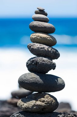 Uyum ve denge kavramı. Rock Zen kaya bir arka plan üzerinde
