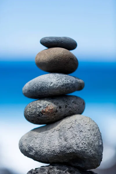 Concetto di armonia ed equilibrio. Rock Zen su uno sfondo di roccia — Foto Stock