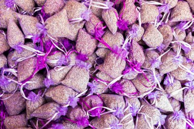 Lavanta çiçekleri ve poşetler marke kurutulmuş lavanta ile dolu