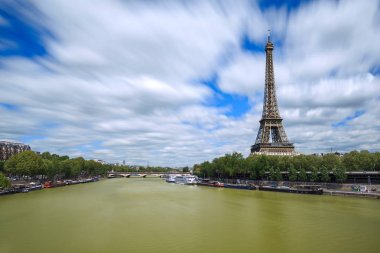 Erken bir bahar gününde Seine genelinde Eyfel kulesinin manzara görünümü