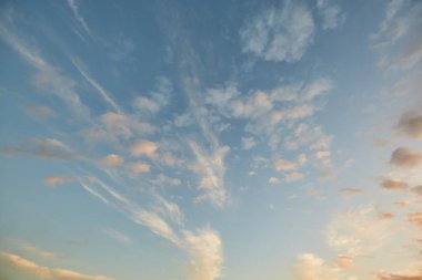 Güzel yumuşak bulutlar ve mavi gökyüzü arkaplanı
