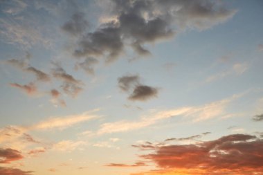 Güzel yumuşak bulutlar ve mavi gökyüzü arkaplanı