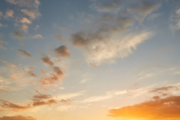 Красивые мягкие облака и синий фон неба — стоковое фото