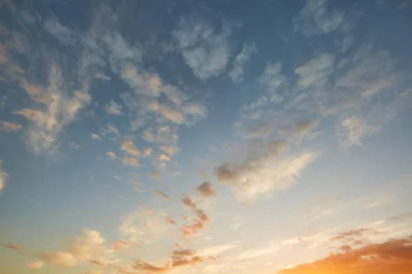 Güzel yumuşak bulutlar ve mavi gökyüzü arkaplanı — Stok fotoğraf