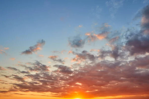 Coucher de soleil dramatique nuances de lumière, fond naturel — Photo