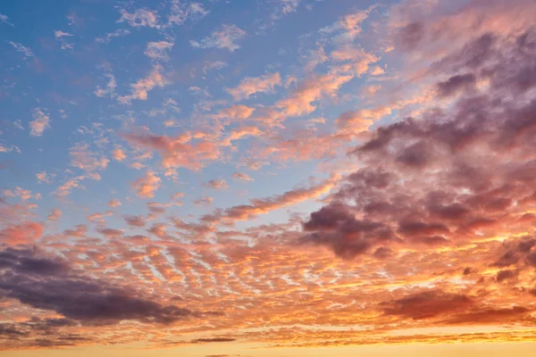 Güzel yumuşak bulutlar ve mavi gökyüzü arkaplanı