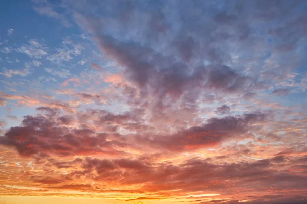 Czerwony zachód słońca z chmurami w sezonie jesiennym. Błękitne niebo na tle — Zdjęcie stockowe