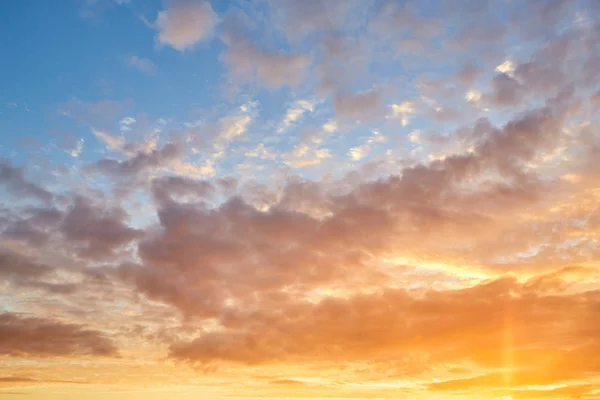 Ateşli turuncu günbatımı gökyüzü. Güzel gökyüzü günbatımı sırasında