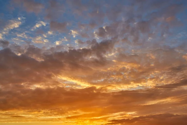 Ognisty pomarańczowy zachód słońca niebo. Piękne niebo podczas zachodu słońca — Zdjęcie stockowe