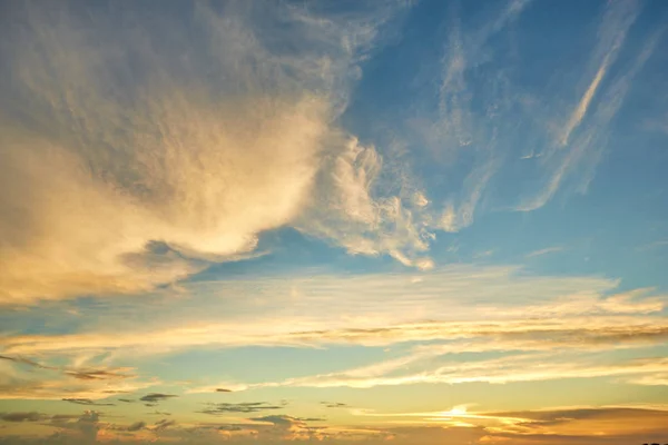 Güzel yumuşak bulutlar ve mavi gökyüzü arkaplanı — Stok fotoğraf