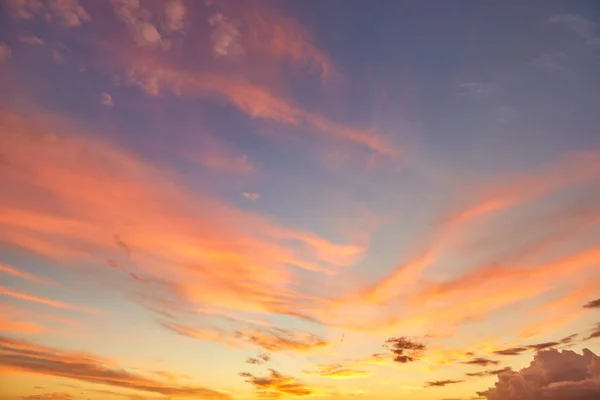 Ciel vif illuminé par le coucher du soleil — Photo