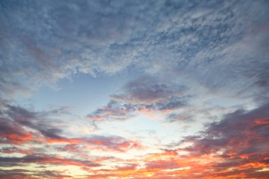 Mavi gökyüzü ile güzel pastel bulutlu gün batımı 