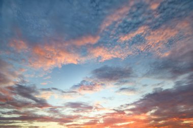Bulutlarla gün batımında gökyüzü, arka plan