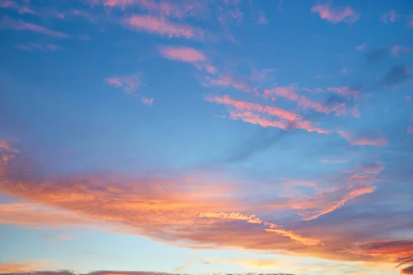 Güzel yumuşak bulutlar ve mavi gökyüzü arkaplanı