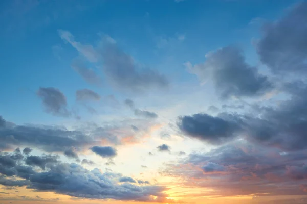 Beaux nuages doux et fond bleu ciel pendant le coucher du soleil - fond — Photo