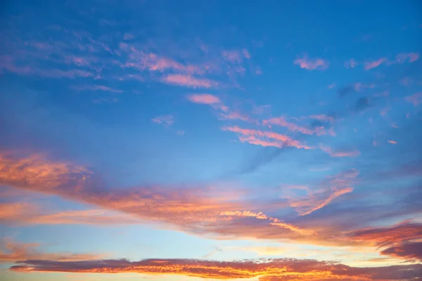 Mavi gökyüzü ile güzel pastel bulutlu gün batımı 