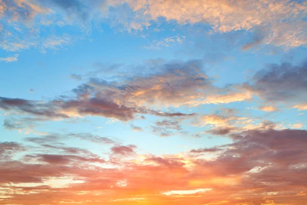 Beaux nuages doux et fond bleu ciel — Photo