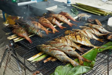 Mahé - Seyşeller Adası, yerel pazarda ızgara taze deniz ürünleri.