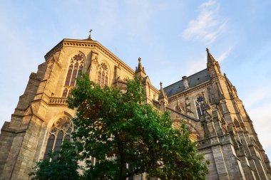 Rennes şehrinde bulunan Ticaret Sarayı (Palais du Commerce) üzerinde gün batımı (Ille-et-Vilaine, Brittany, Fransa)