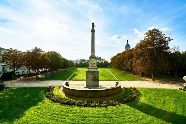 Thabor Park (Le Parc du Thabor) in Rennes-een van de mooiste voorbeelden van landschapskunst van de XIII eeuw openbare parken. Thabor Park is de trots van Rennes. Ille-et-Vilaine Department, Rennes, Frankrijk. — Stockfoto