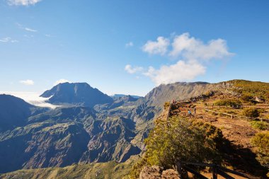 Piton Maido, La Reunion Island, Fransa - 15 Ağustos 2017: Unesco tarafından Dünya Mirası listesinde yer alan Mafate Cirque'ine bakan Maido gözcülü turistler, La Reunion Adası, Fransa.