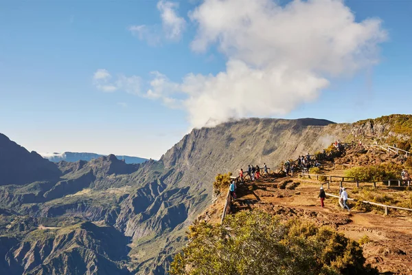Piton Maido, La Reunion Island, Fransa - 15 Ağustos 2017: Unesco tarafından Dünya Mirası listesinde yer alan Mafate Cirque'ine bakan Maido gözcülü turistler, La Reunion Adası, Fransa.