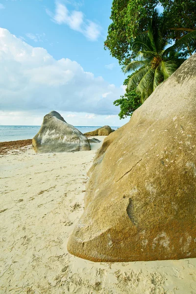 Baía de Beau Vallon com rochas de granito - Praia na ilha Mahe em Seychelles — Fotografia de Stock