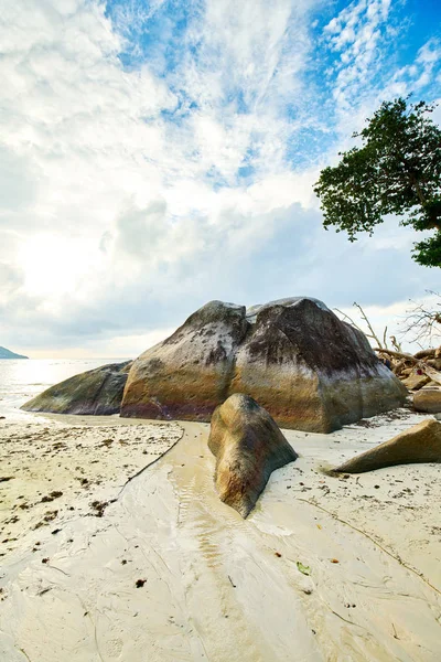 Baía de Beau Vallon com rochas de granito - Praia na ilha Mahe em Seychelles — Fotografia de Stock