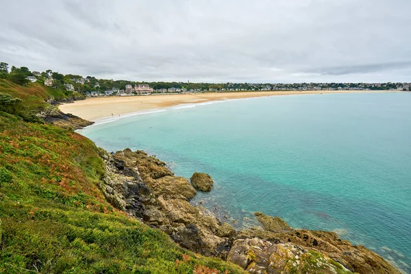 A praia de Brittany chamou a praia grande tomada de Pointe de la garde, Saint-Cast-le-Guildo, France, Brittany — Fotografia de Stock