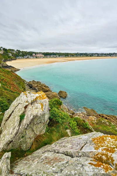 A praia de Brittany chamou a praia grande tomada de Pointe de la garde, Saint-Cast-le-Guildo, France, Brittany — Fotografia de Stock