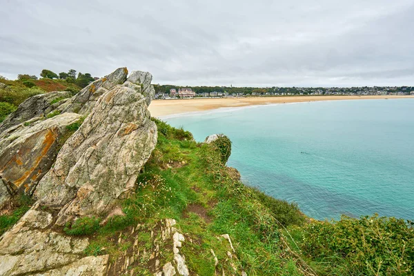 A praia de Brittany chamou a praia grande tomada de Pointe de la garde, Saint-Cast-le-Guildo, France, Brittany — Fotografia de Stock