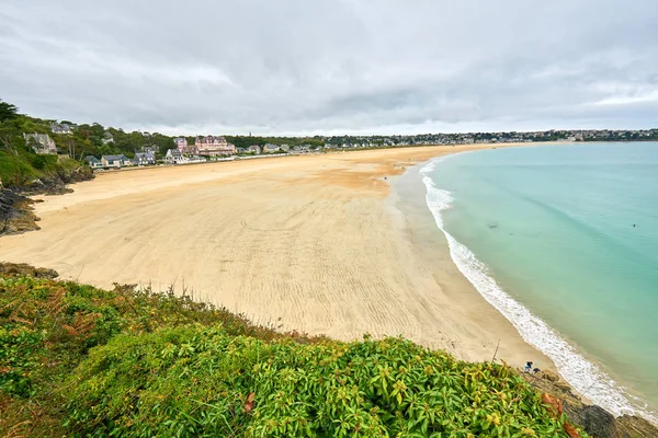 Brittany beach called The Big Beach taken from Pointe de la garde, Saint-Cast-le-guildo, França — Fotografia de Stock