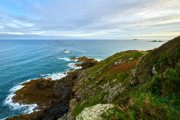 Havet i Pointe de La Garde Gurin och vacker utsikt över Costa Smeralda, nära Saint Briac sur MEC, Bretagne, Frankrike — Stockfoto