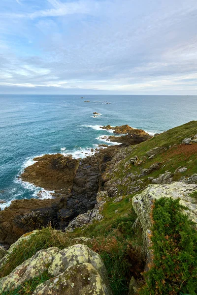 Playa de Pointe de la Garde Gurin y hermosa vista sobre la costa esmeralda, cerca de Saint-briac sur mec, Bretaña, Francia —  Fotos de Stock