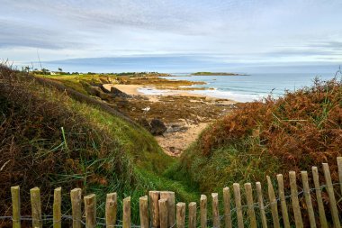 Pointe de la Garde Gurin sahil ve zümrüt kıyısında güzel görünümü, Saint-briac sur mec yakın , Brittany, Fransa