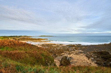Pointe de la Garde Gurin sahil ve zümrüt kıyısında güzel görünümü, Saint-briac sur mec yakın , Brittany, Fransa